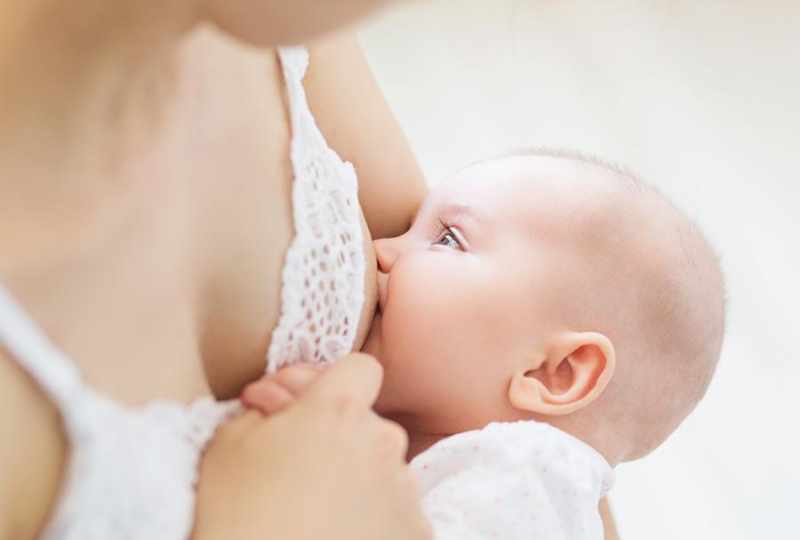plastika prsou a kojení